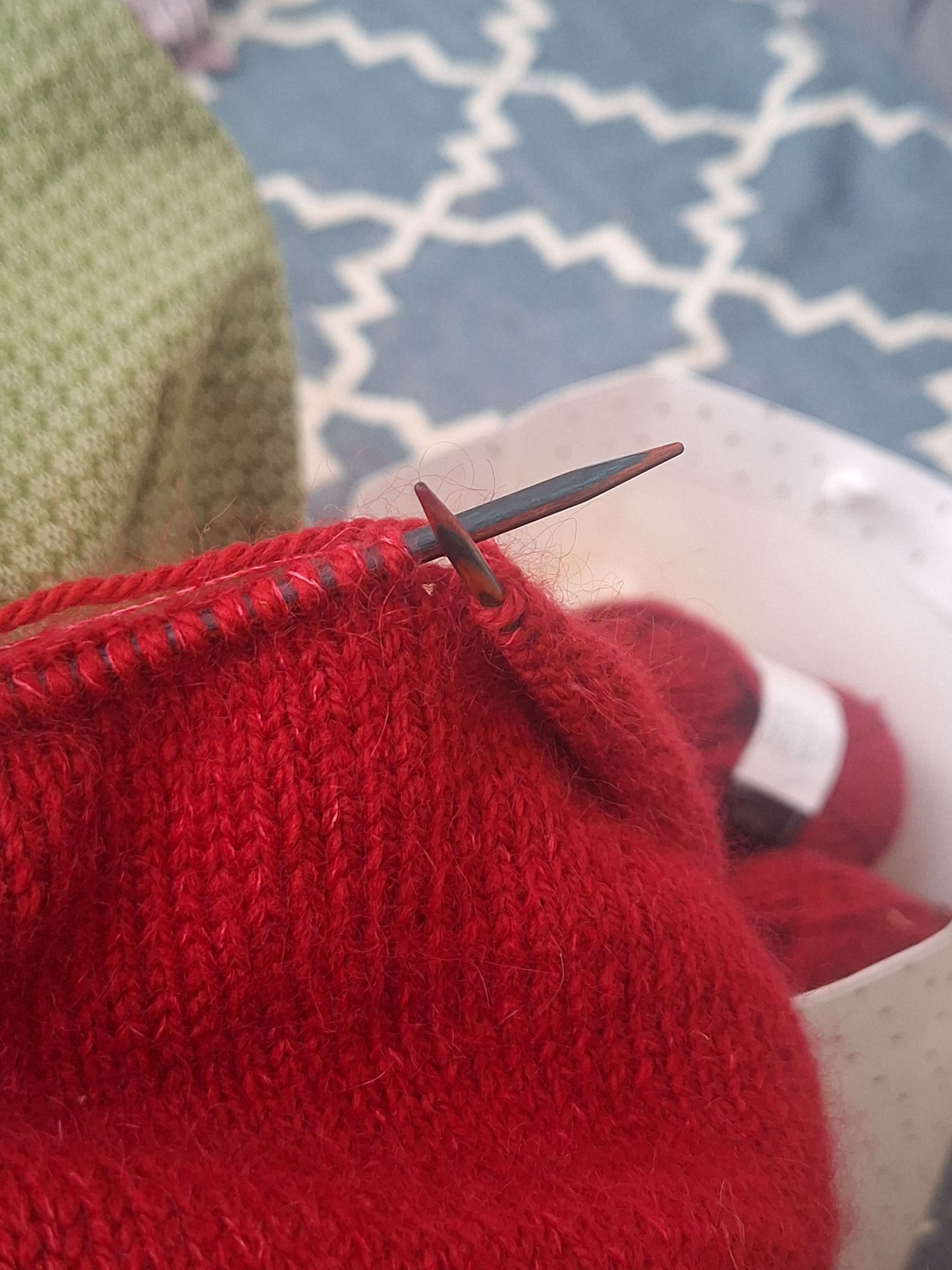picture of knitting needles and yarn